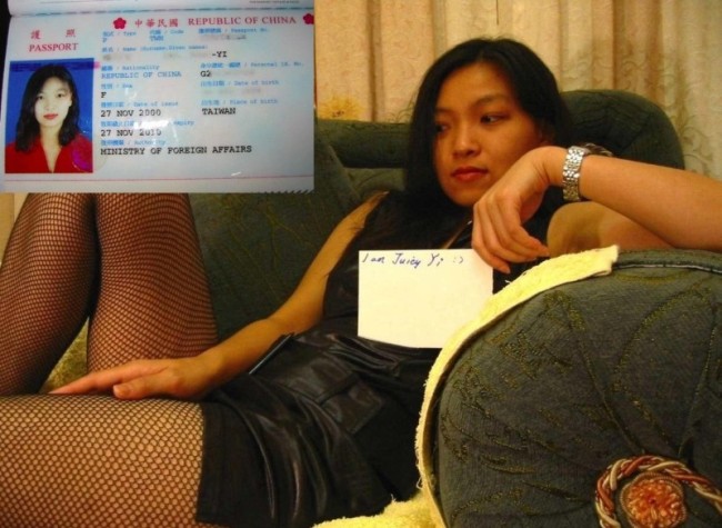 Sexy_Chinese_secretary_needs_someone_to_fuck_her_shaved_and_wet_pussy__12_.jpg