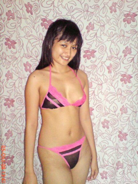 Pretty_Indonesian_schoolgirl_with_nice_naked_body__2_.jpg