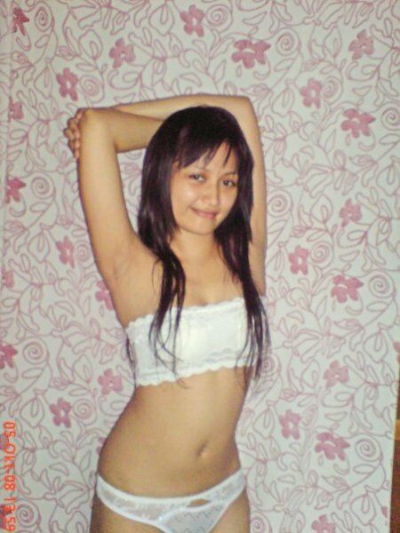 Pretty_Indonesian_schoolgirl_with_nice_naked_body__10_.jpg