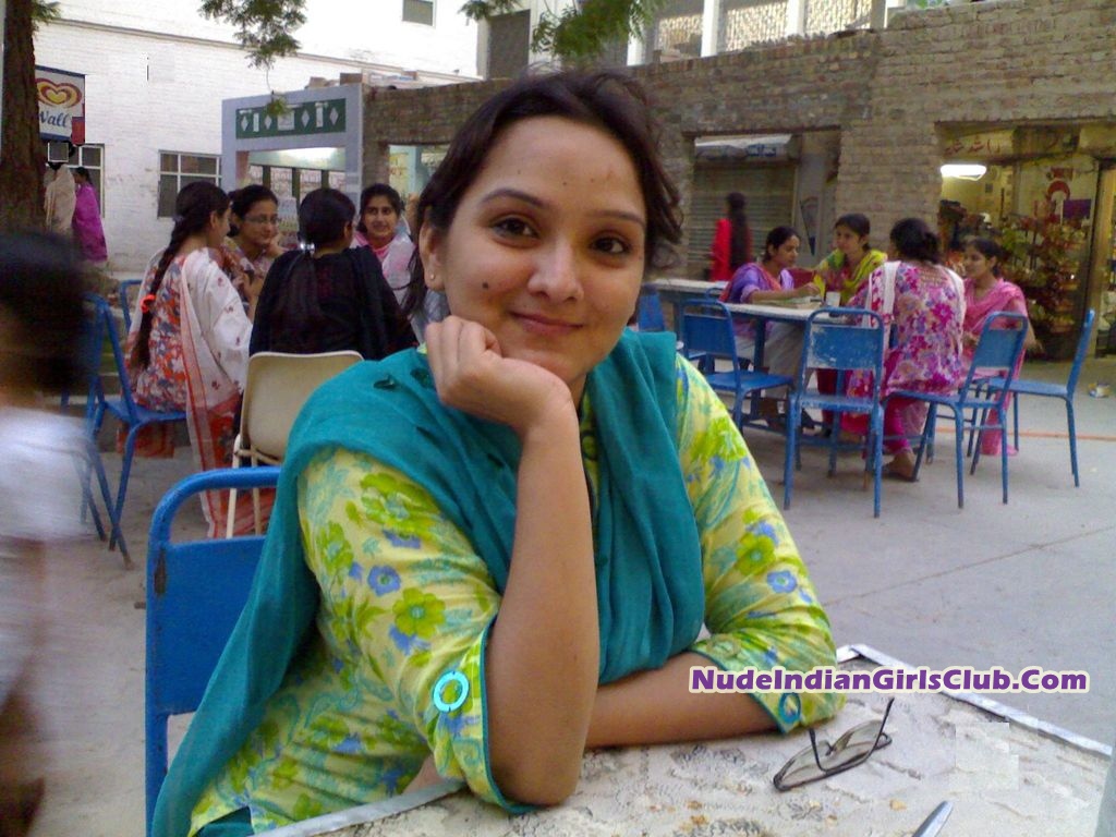 001_beautiful_pakistani_girl_sexy_photos.jpg