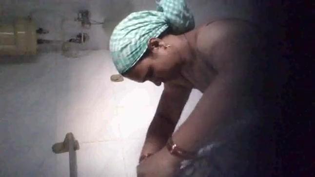 mumbai_rita_aunty_bathing_voyeur_clip.flv_snapshot_06.36__5B2013.05.16_19.31.59_5D.jpg